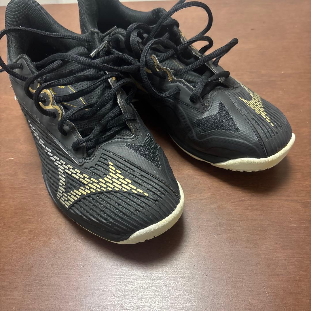 ミズノのテニスシューズ「ウエーブエクシードライト 2 OC」のブラック×ゴールド