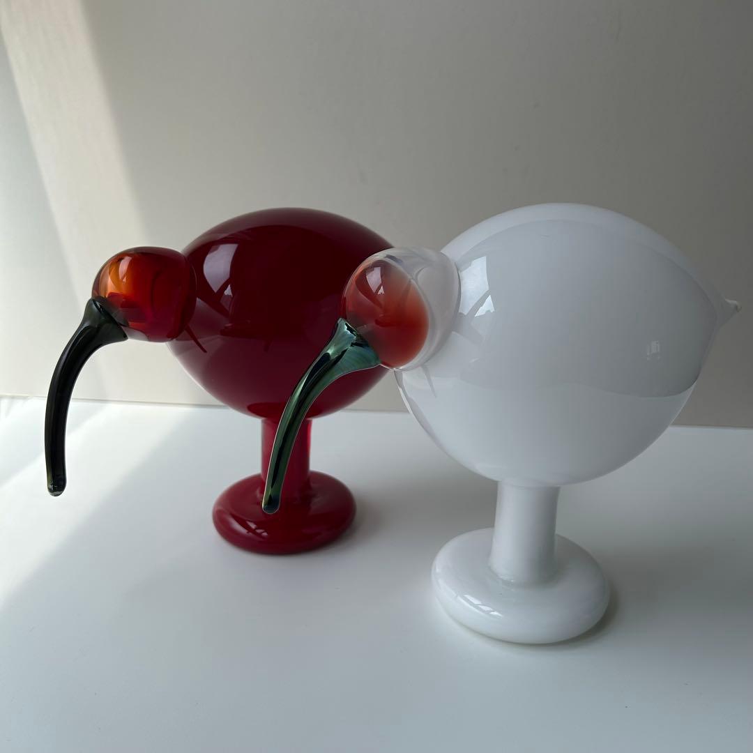 赤と白のガラス製鳥フィギュア