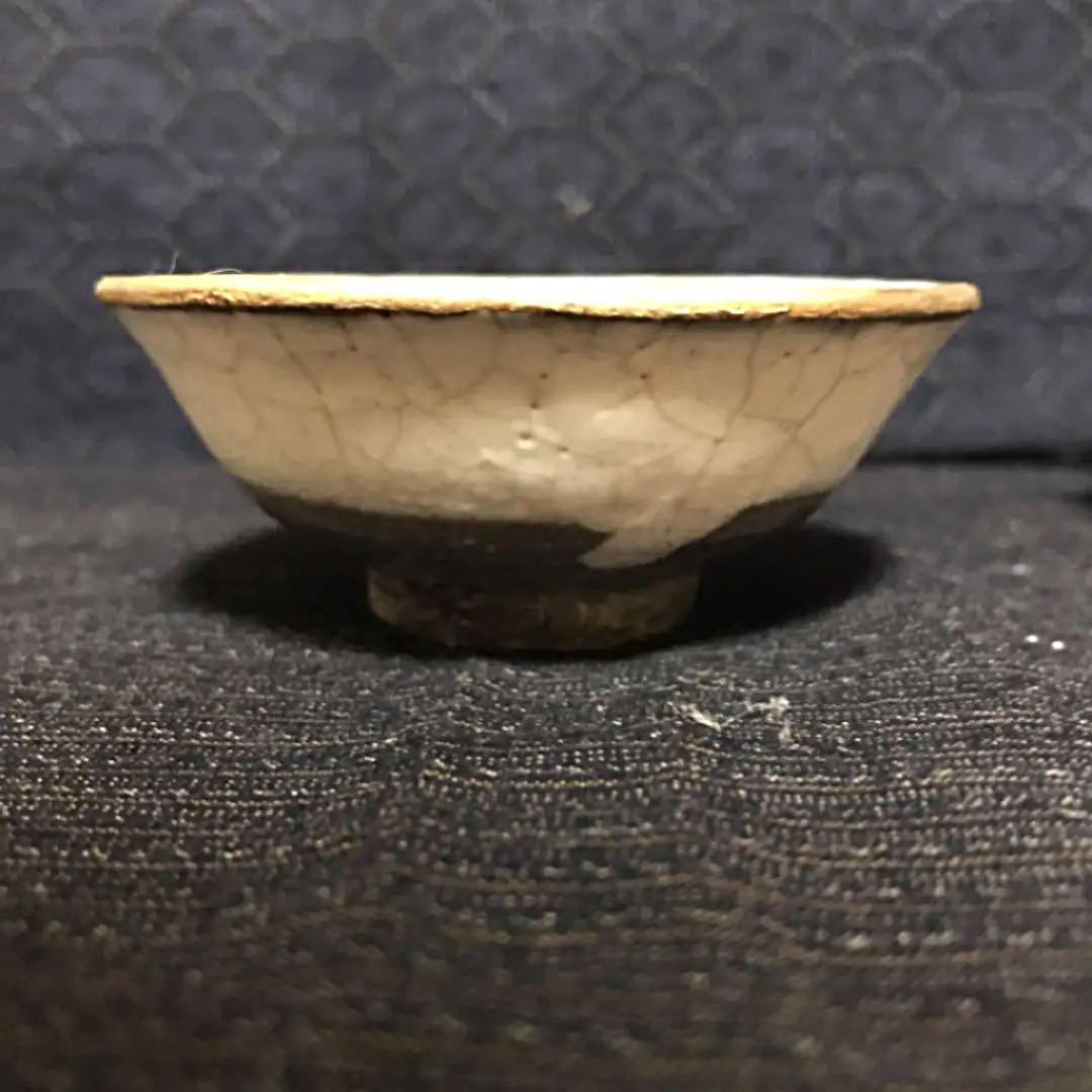 李朝コレクターの遺品　刷毛目の盃（陶片も付属します）