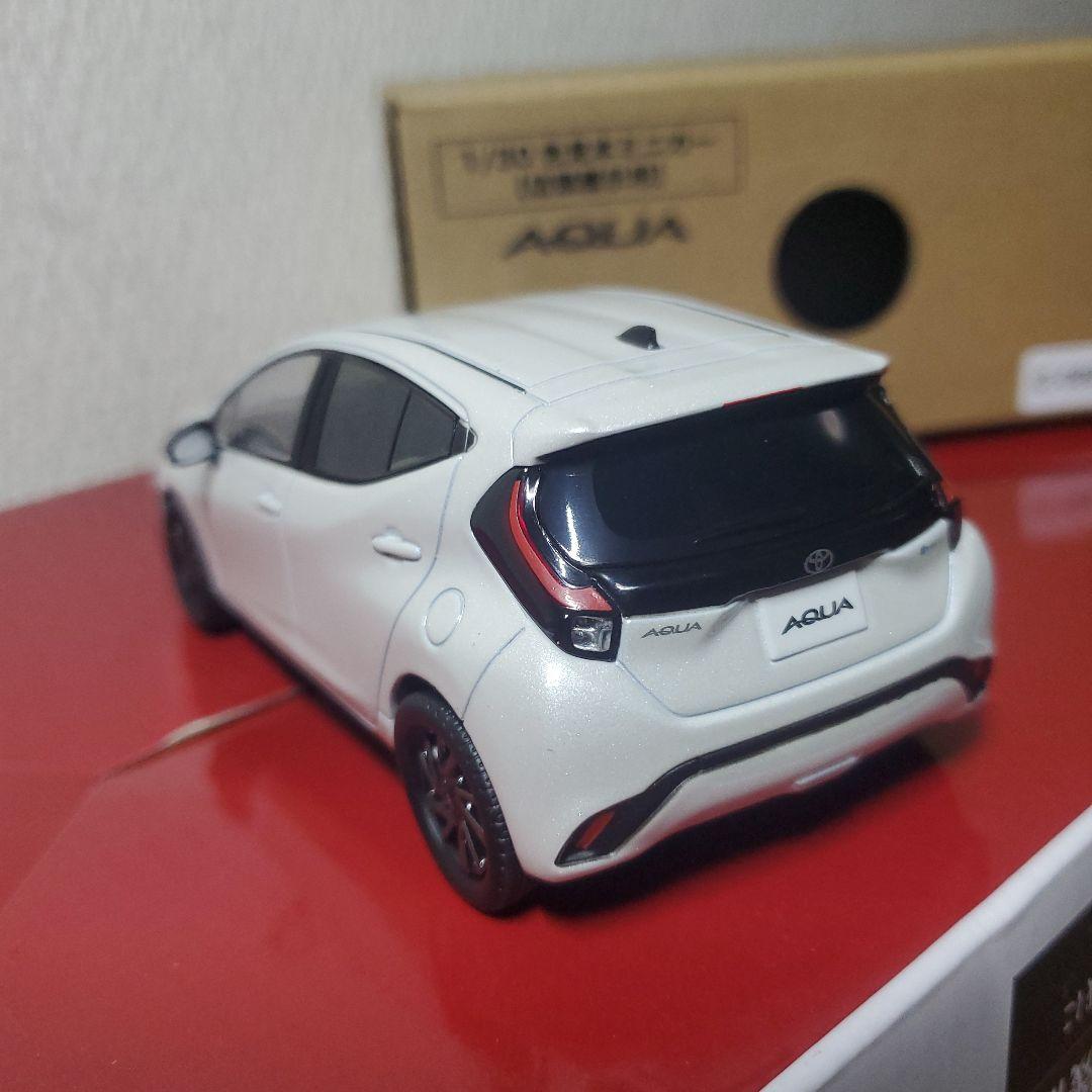 トヨタ新型 AQUA 1/30 ミニカー ホワイト