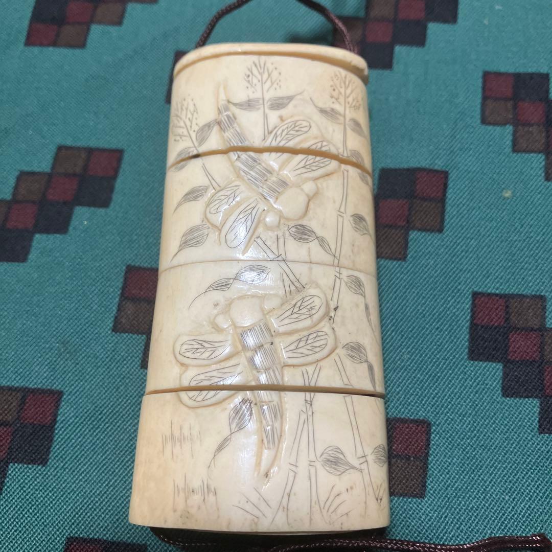 旧家蔵出し品　骨細工　印籠 花にトンボ　浮き彫り　彫刻　薬入