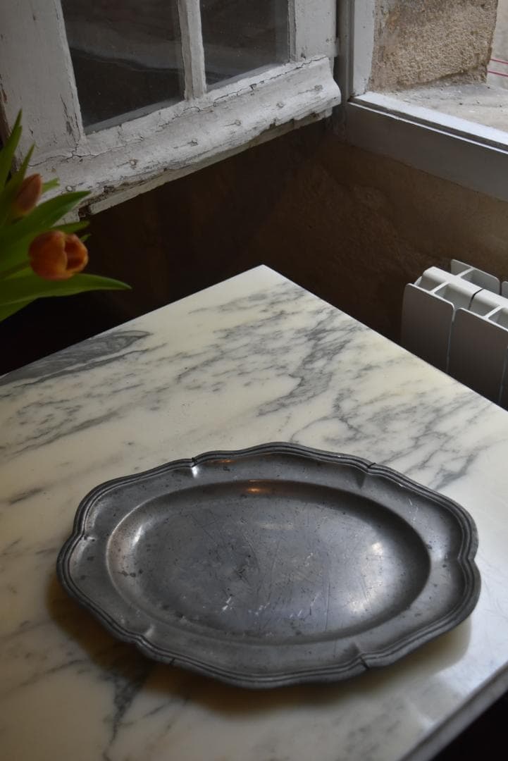 とても重いです！フランス19世紀　キズキズのエタン花リム楕円皿　アンティーク