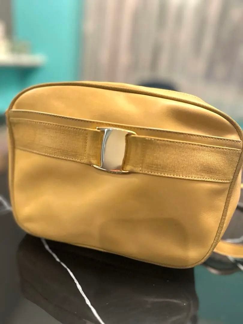 フェラガモ　マスタードポシェット