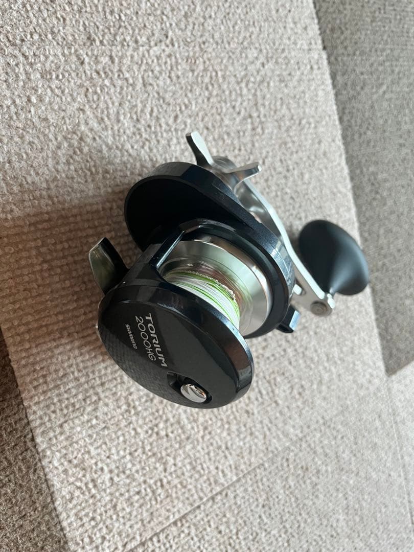 期間限定値下げ　トリウム 2000HG リール 右ハンドル