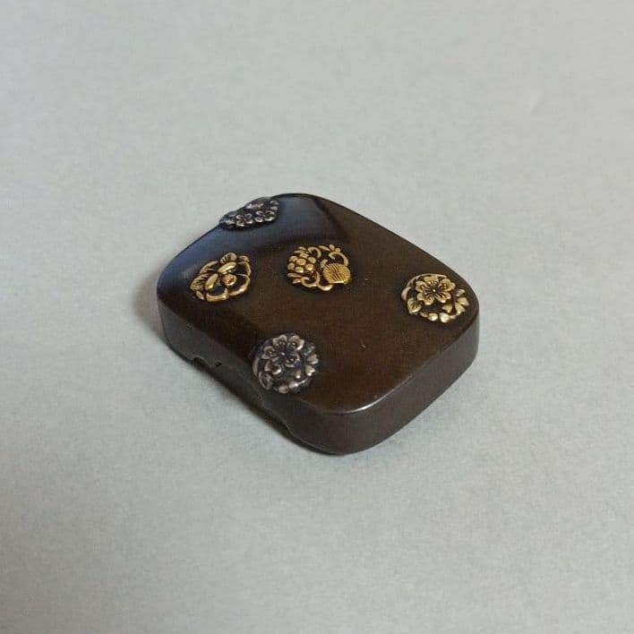 名品金工根付　朧銀地　四分一地　花丸高彫象嵌　根付　幕末明治