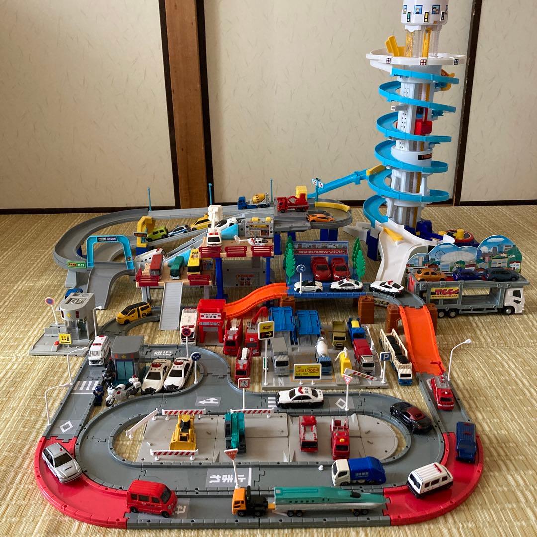 DXトミカタワー　アクション高速道路　トミカタウンどうろセット　トミカ本体多数！