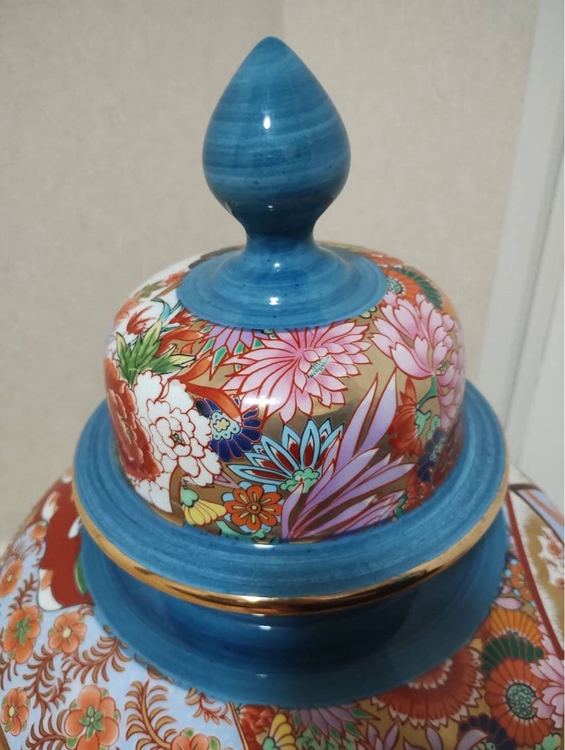 【伝統美】有田焼 勝右衛門窯の希少壺―匠の技が織りなす逸品