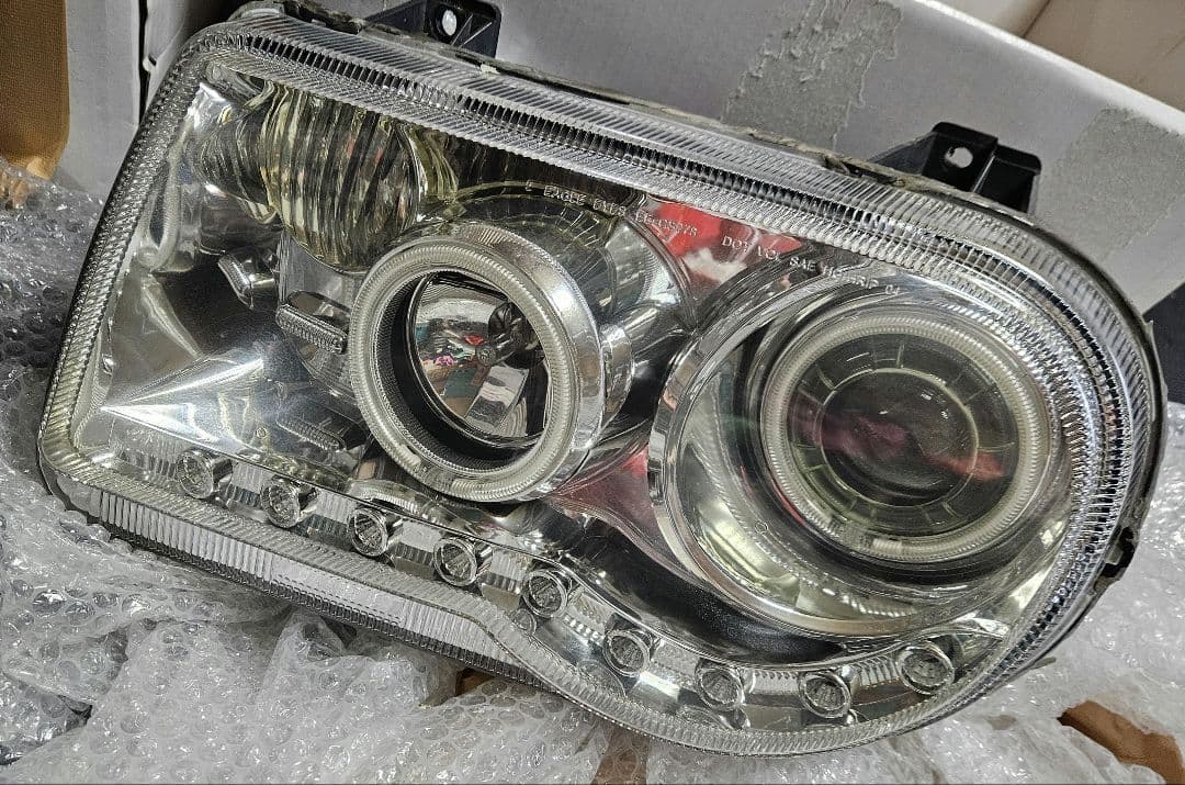 クライスラー300Cイーグルアイヘッドライト　05～10対応中古