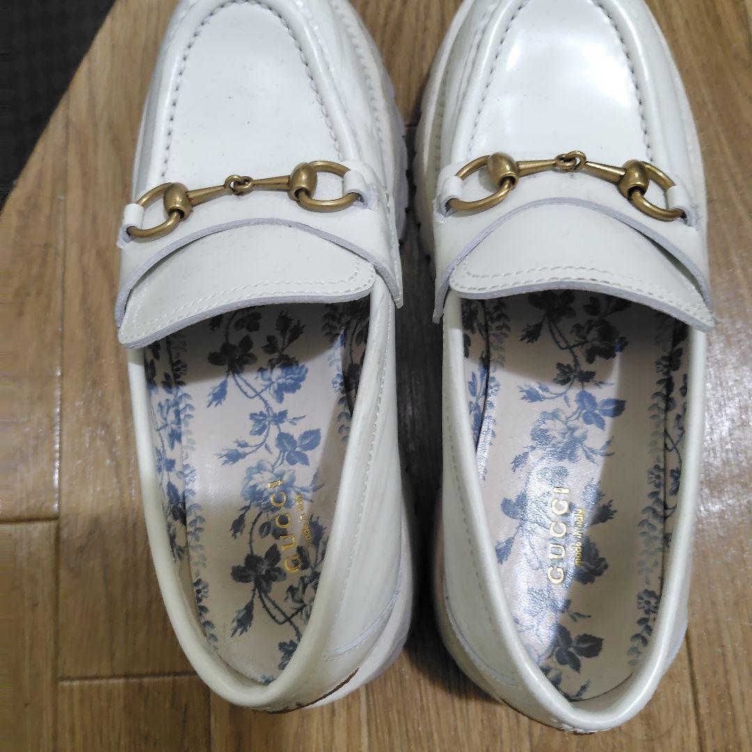 売り切り　GUCCI ホワイト ローファー 蜂刺繍　箱付き