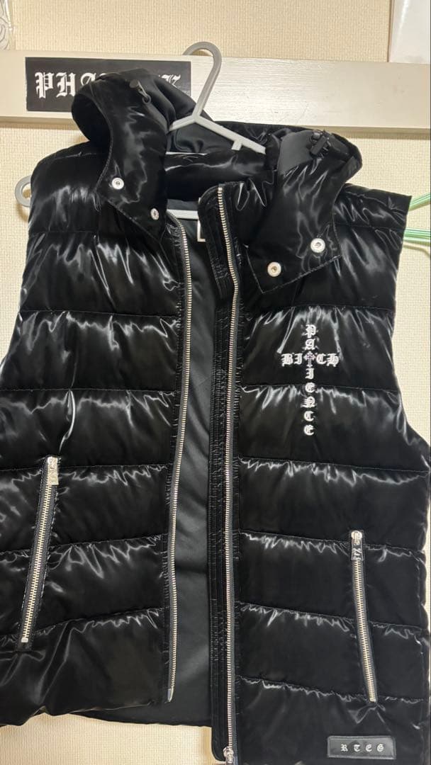 フード付きブラックベスト