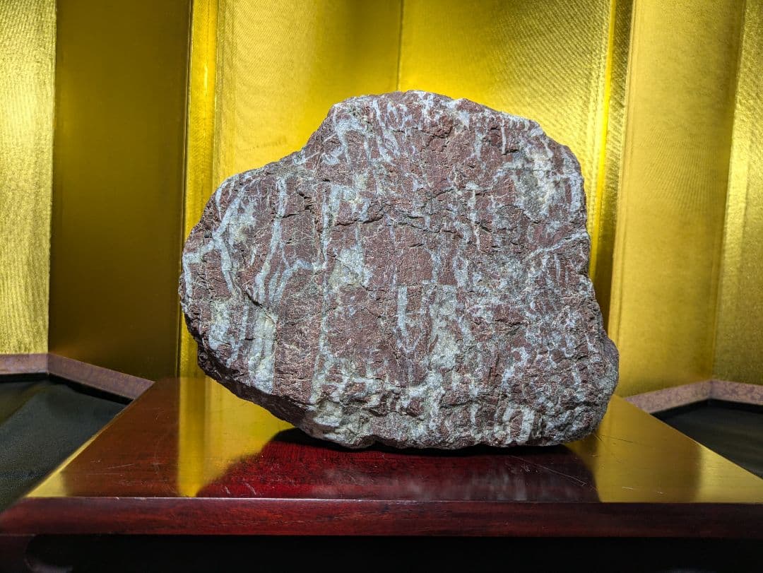 赤石 原石 3.4kg 大サイズ 自立 未加工 石英流れ 水石 希少 レア品