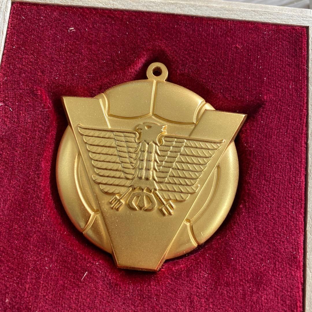 金色メダル 鷲のエンブレム 木製ケース付き 71回黒鷲旗優勝金メダル