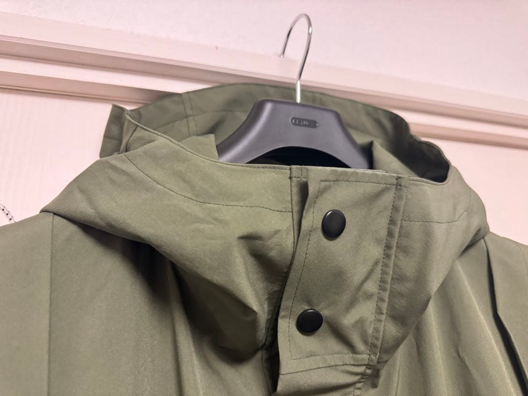 UN3D. ミニマルマウンテンコート オリーブ