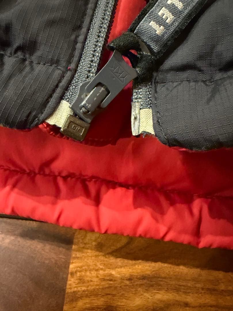 MILLET ミレー　ダウン　旧タグ　サイズM チャコールグレー　レッド