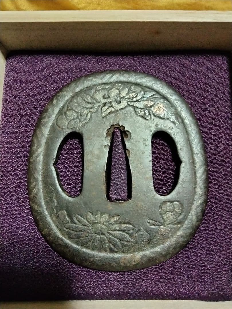 珍品　鉄鍔　鐔　(八代永吉作　菊花象嵌図)　江戸時代　志水永吉　甚吾　箱付き