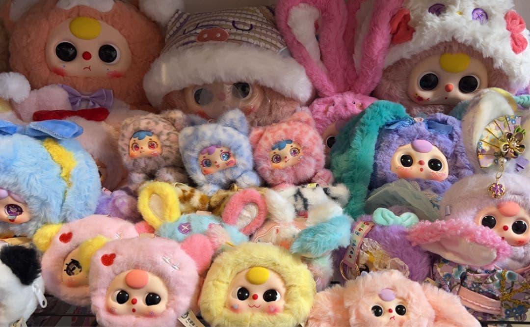 カラフルなキャラクターぬいぐるみ y