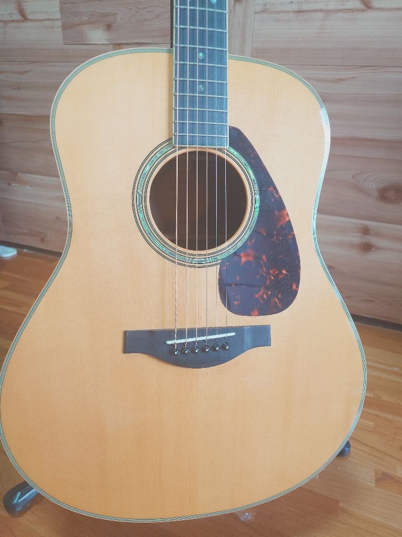 ヤマハＬＬ１６ARE アコースティックギター　ストラップ・サービス品付き