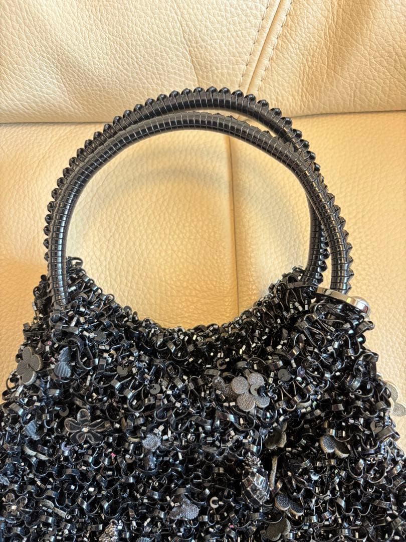 ハワイ限定　ANTEPRIMA ビーズ装飾 ブラックハンドバッグ　チャーム付き