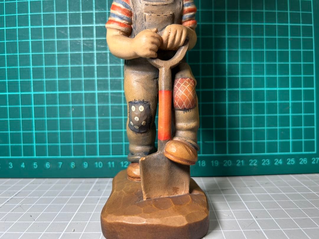 アンリ　ANRI 木彫　小さな庭師