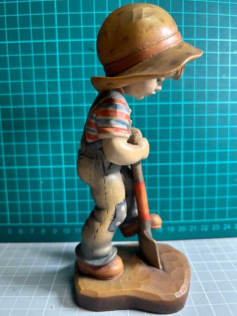 アンリ　ANRI 木彫　小さな庭師