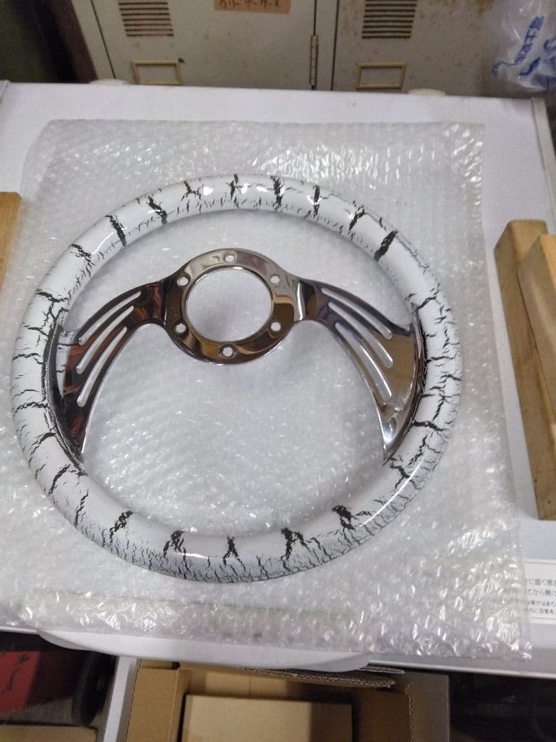 ピンクと赤のステアリングホイール新古品です。8さん専用です。