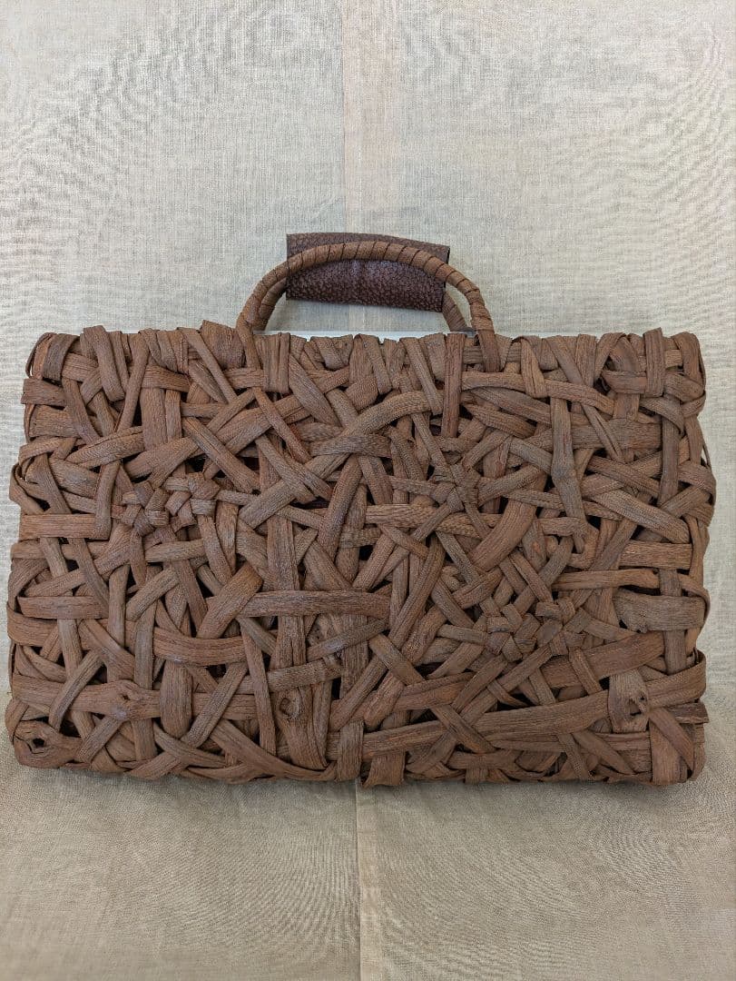 天然素材山葡萄　　　　編み込みかごバッグ