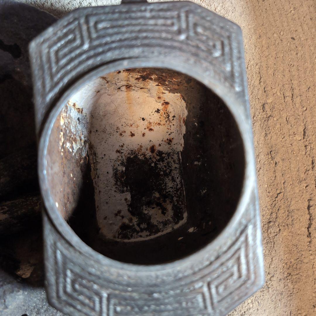 【火鉢】江戸火鉢　欅の見事な木目　酒を燗できる鉄瓶と五徳が一体化　備長炭藁灰付き