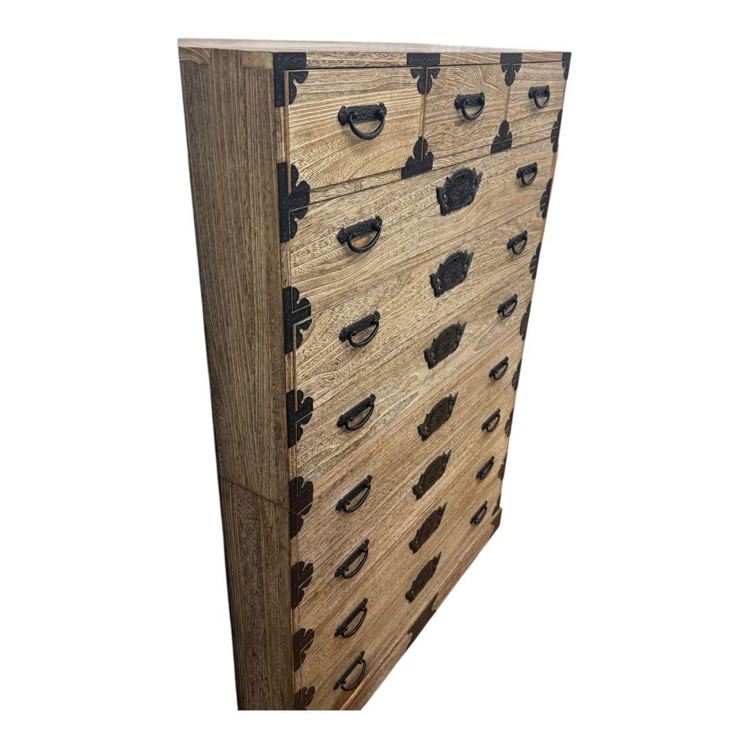 中古　国産　職人手造り　凝った金具が目を引く総桐箪笥