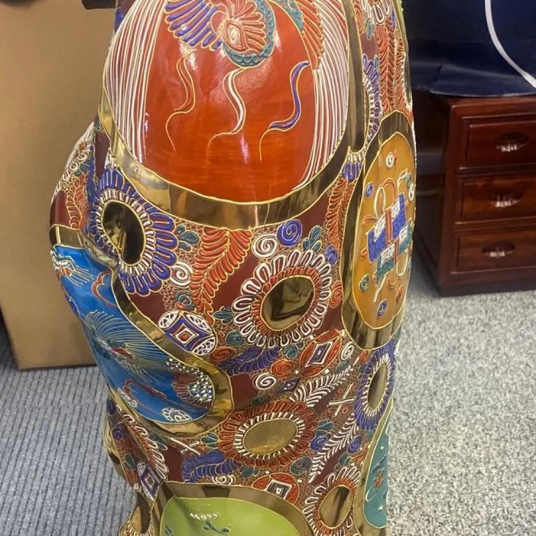 伝統陶器九谷焼、達磨だるま、装飾陶器像 、金色模様、存在感ある。