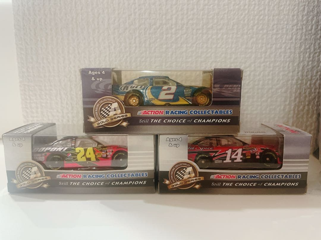 NASCAR 2010年モデル 1:64スケールダイキャストカー 3台セット