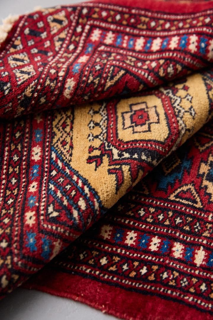 ヴィンテージラグ　トライバルラグ　パキスタン産（118×83cm）赤　ベージュ