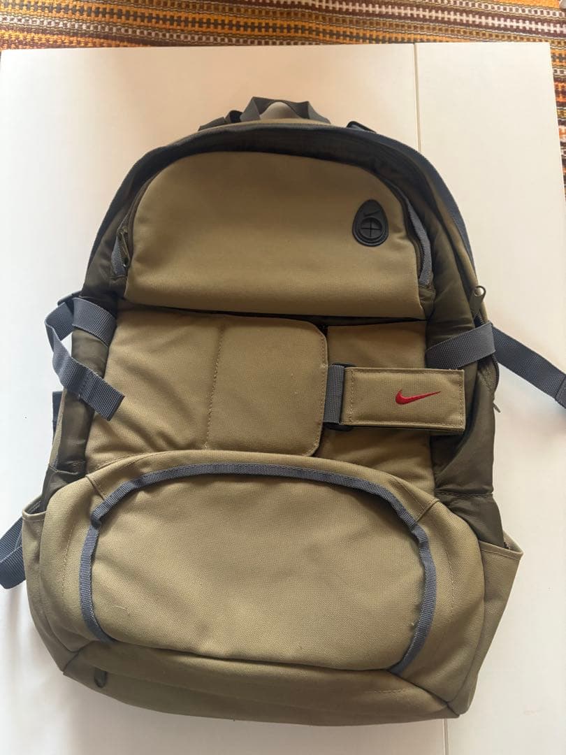Nike カーキ色　バックパック　スケートボード　スノーボード　バックカントリー
