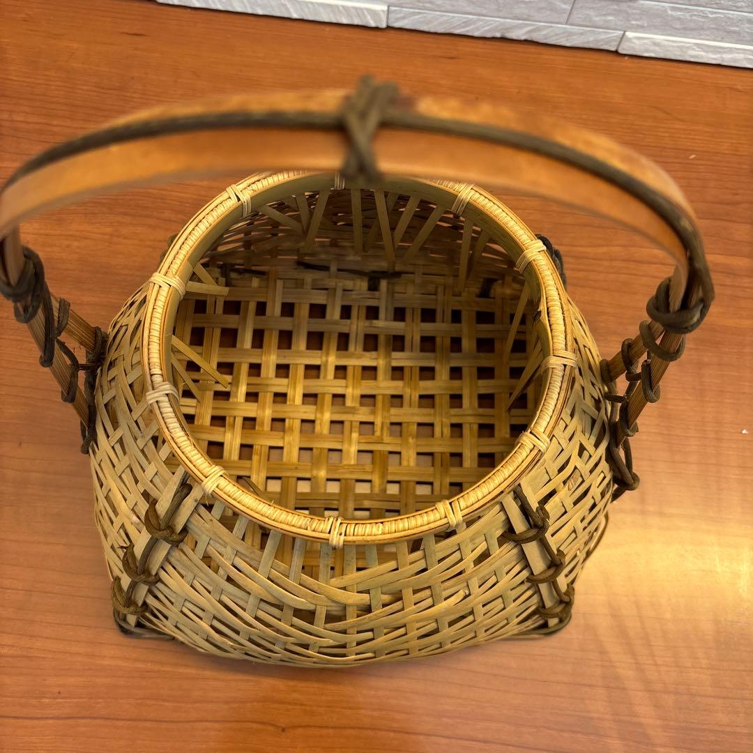 綺麗な形の宗全籠　籠花入　落とし付き