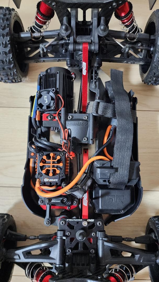 ARRMA TYPHON 6S V5 1/8 社外品チタンシャーシなどを装備