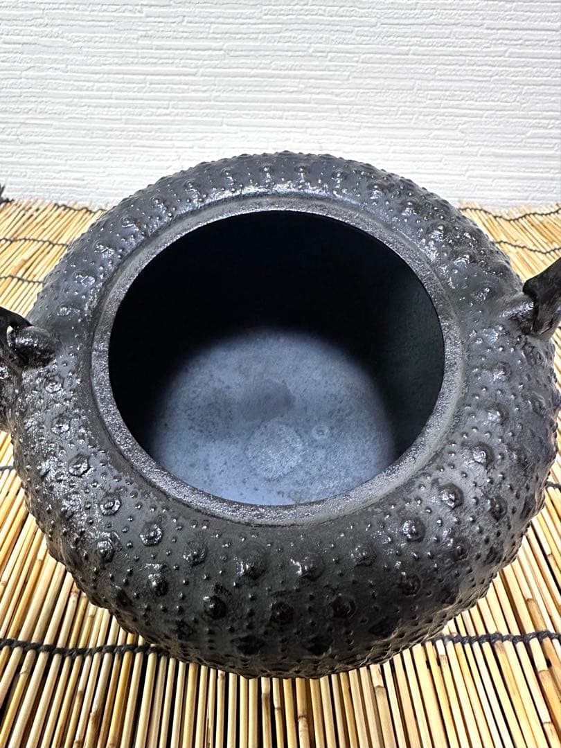 未使用保管品、供箱、付属品付　南部岩鋳造　１８型小槌亀甲　南部鉄瓶　南部鉄器