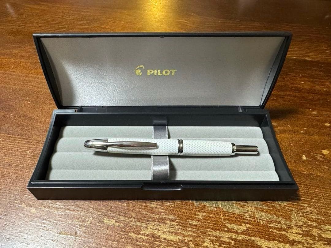 PILOT 万年筆 キャップレス　白絣　ニブ【F】　　7/11〜14発送お休み