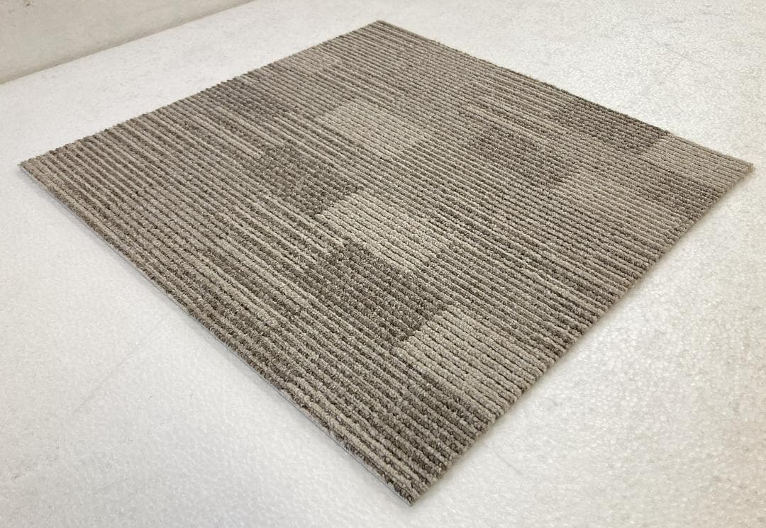 シロ♪　タイルカーペット　３６枚 新品・未使用　国内メーカー