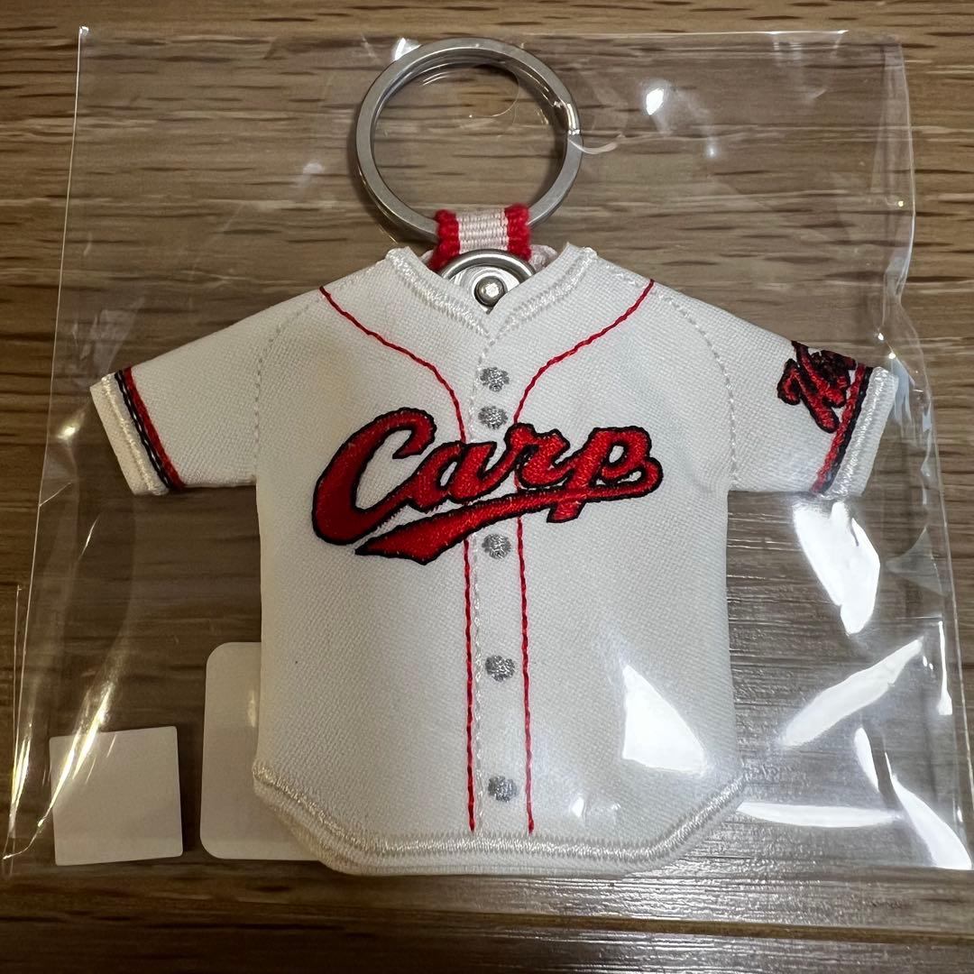 カープ 秋山翔吾 通算300二塁打ユニフォームキーホルダー