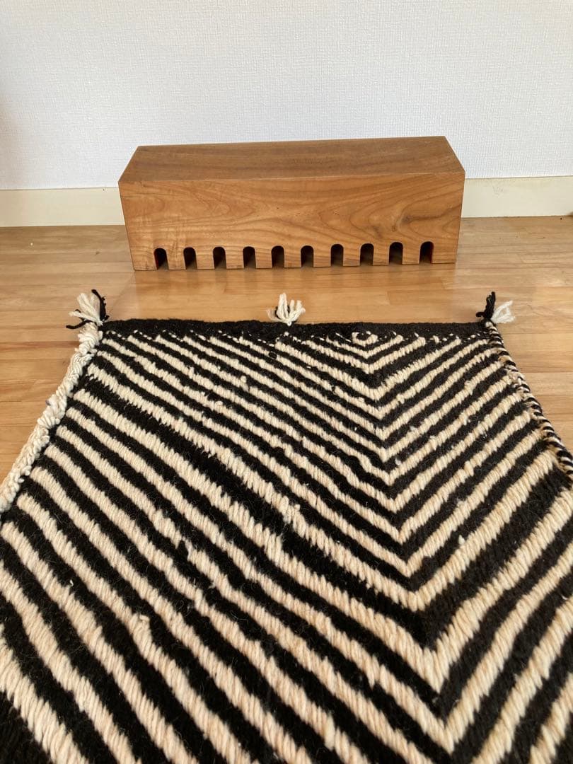 モロッコ直輸入 手織りラグ モノトーン 幾何学柄 一点物　※傷あり