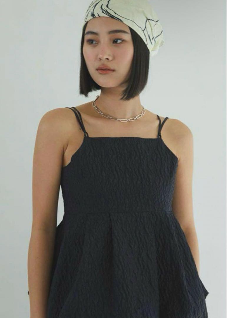 カベサロッソ ジャカードペプラムバルーンキャミソール ブラック