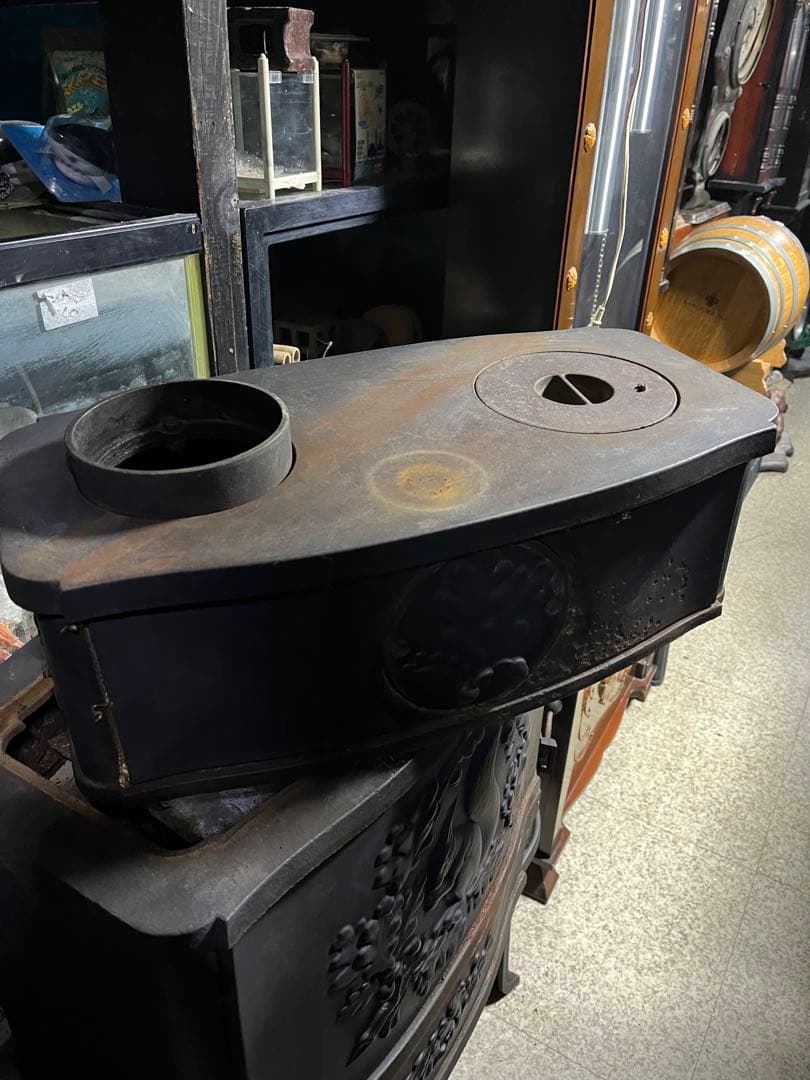 Z unkomモルソー薪ストーブ2／2 リスのトレードマーク 、本体の上