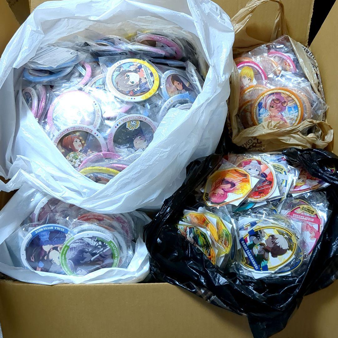 合計約300個　アイマス　アトレ　ガラポン　缶バッジ　アクリルキーホルダー