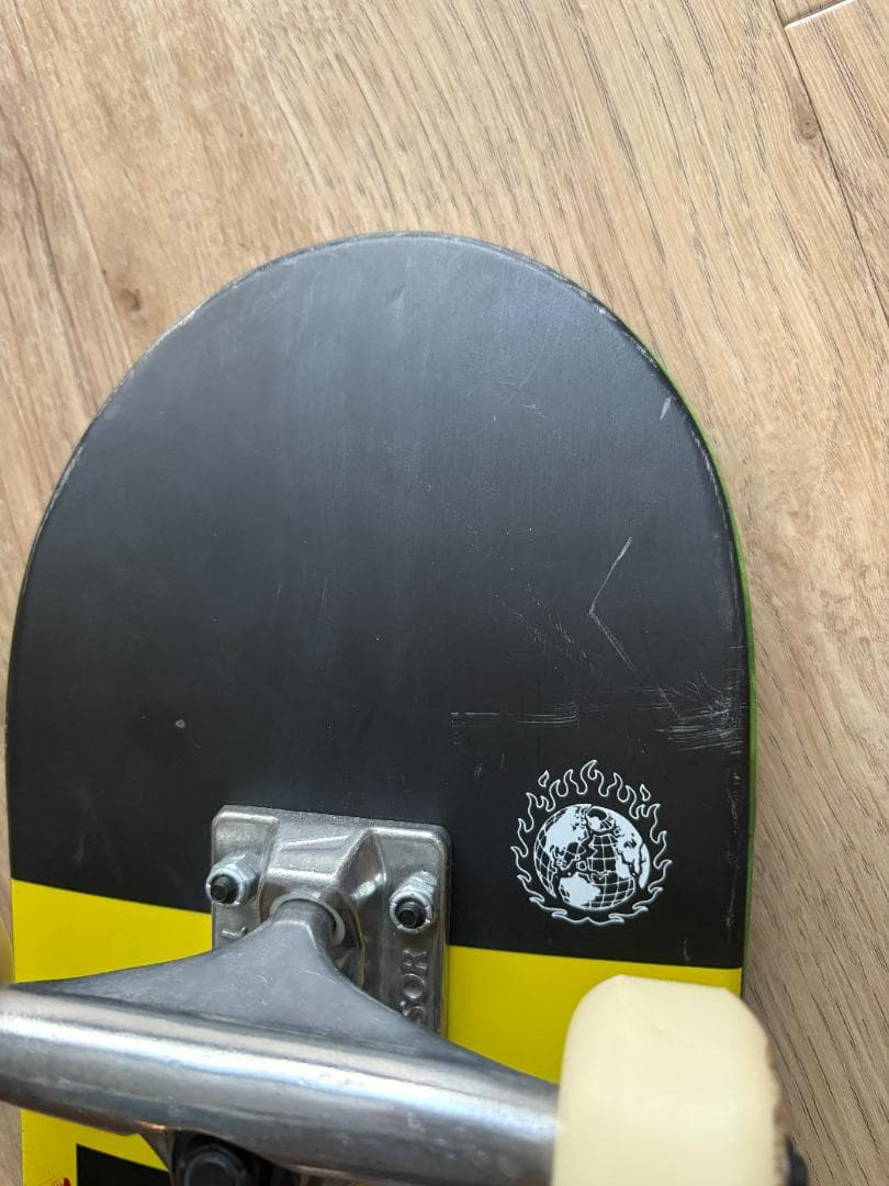 GLOBEスケートボードコンプリートスケボーデッキ Tensorトラック 7.0