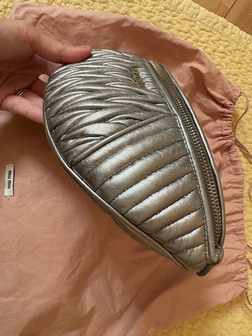 ⭐︎apple⭐︎ミュウミュウボディバック