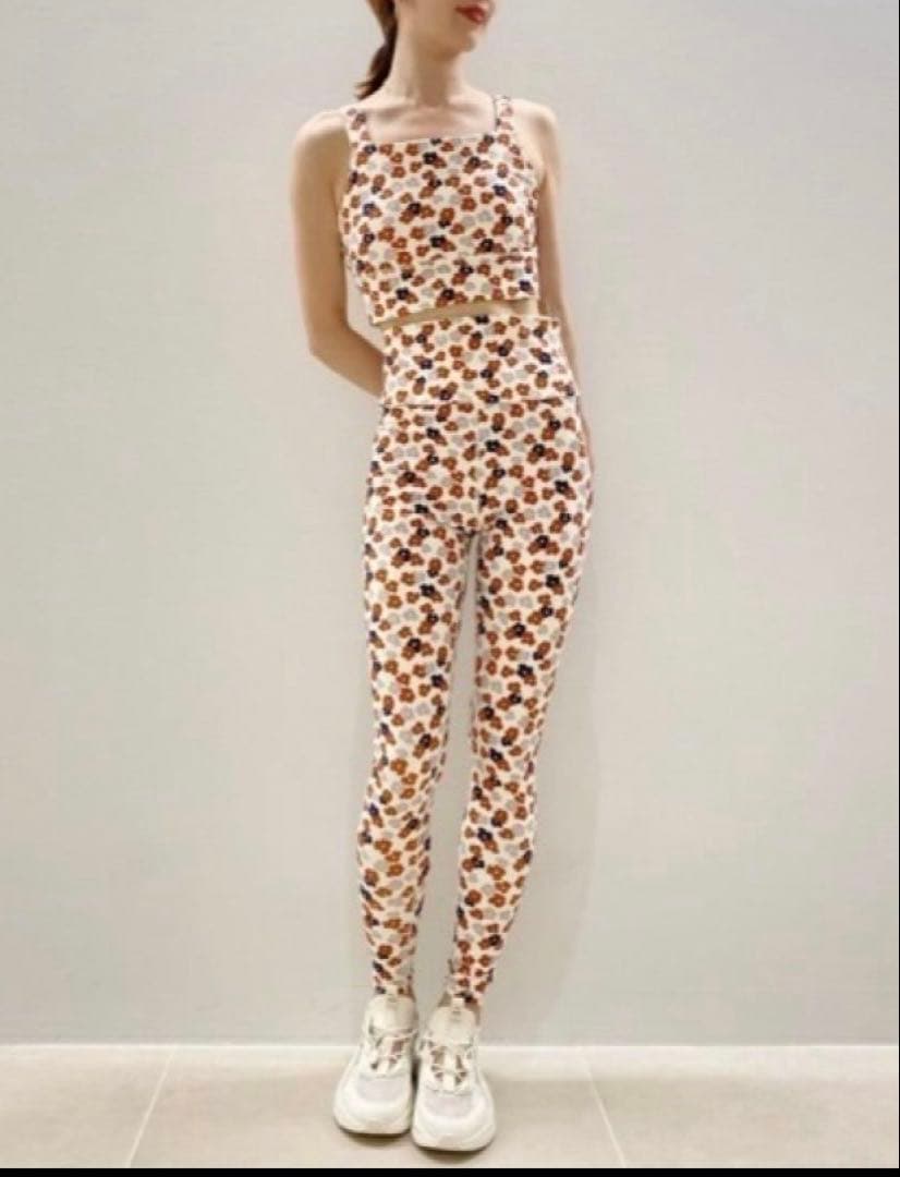 emmi エミヨガ　ヨガウェア上下セット花柄