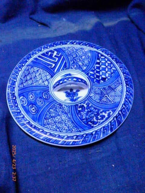 福の字が描かれている磁器の蓋です。模様が素晴らしい