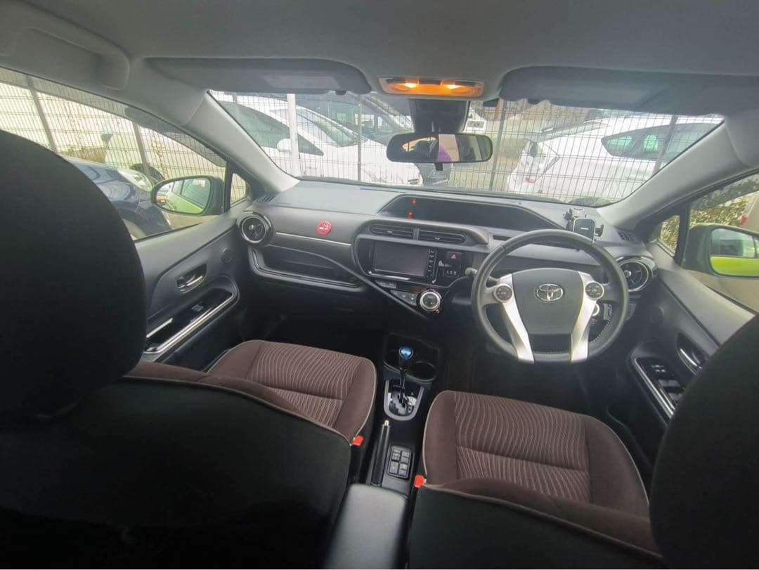 トヨタ アクアハイブリッド低走行大阪府