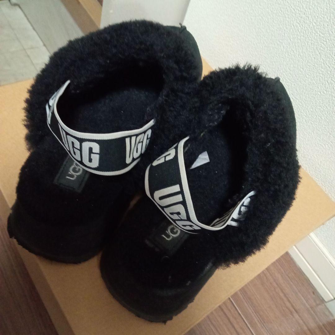 あ*様 UGG ブラックファー付きサンダル