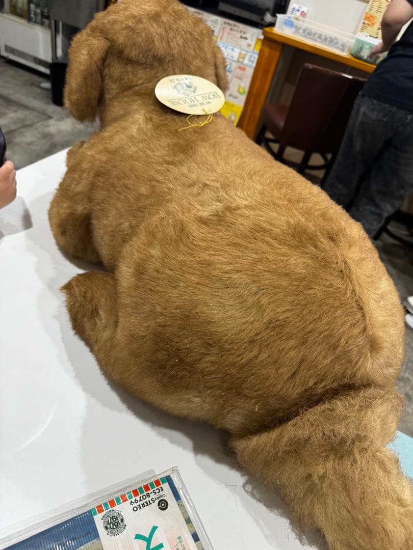 三英貿易株式会社の大きな犬のぬいぐるみ