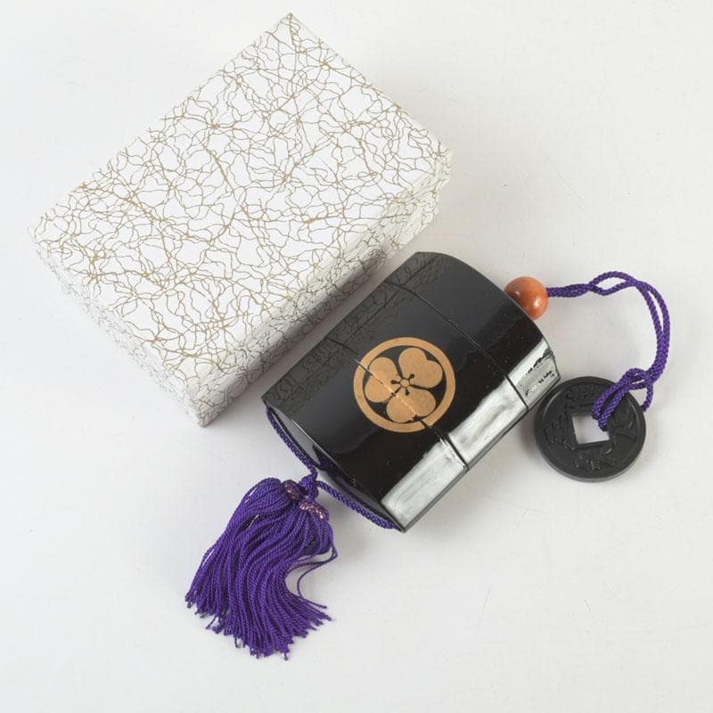 時代提げ物　黒漆　三つ葉葵蒔絵　印籠　薬入　根付　緒締め玉　C　9455